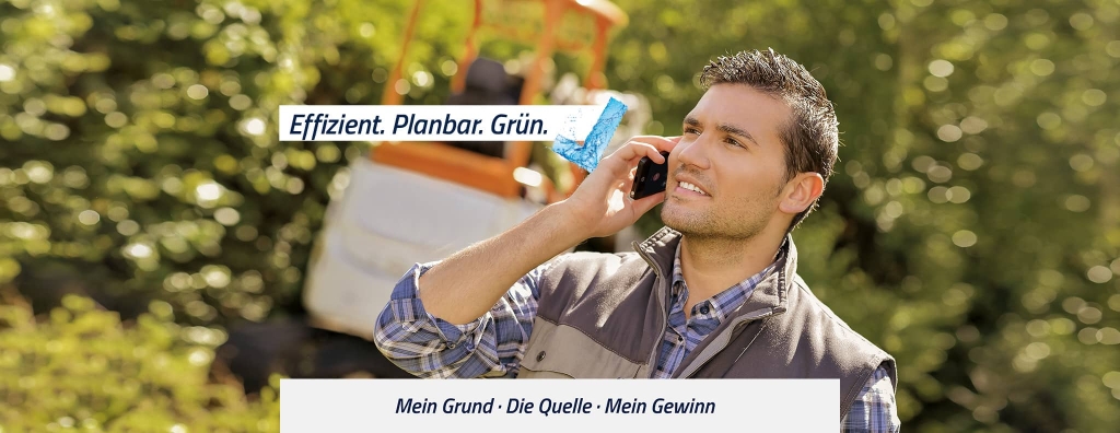 Ein Gartenbauer telefoniert mit einem Kunden