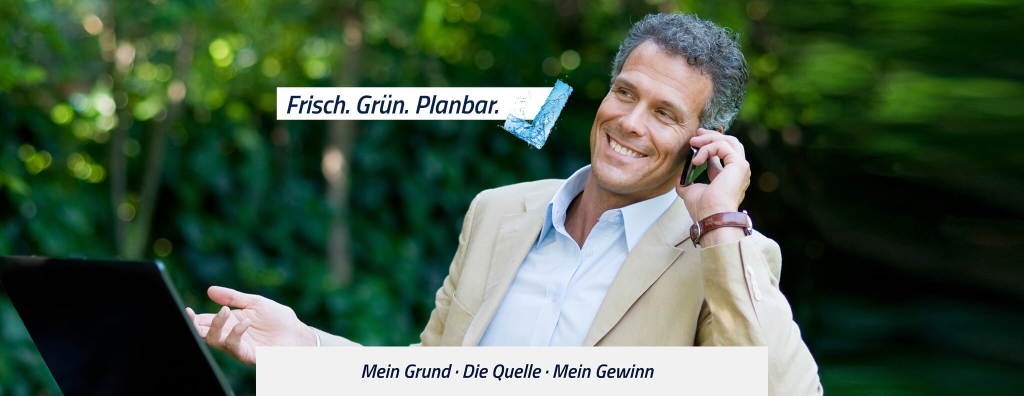 Ein Landschaftsarchitekt telefoniert mit einem Kunden