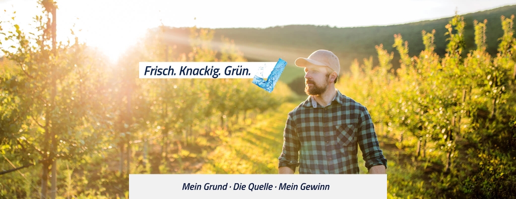 Ein Landwirt blickt auf seine Obstbäume